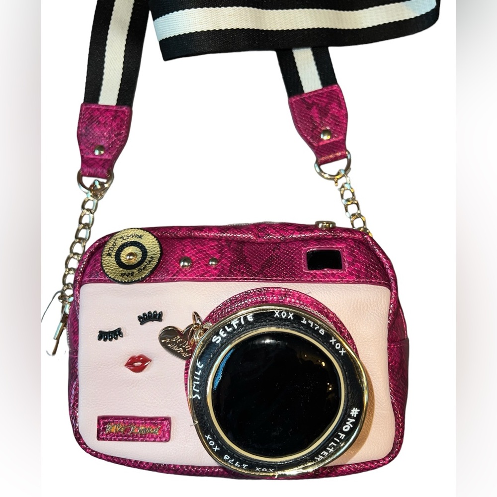 Betsey Johnson CLOSE UP Camera Crossbody Kitsch FUCHSIA Croc NWT
